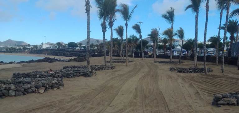 El Ayuntamiento de Tías repone arena en las playas del municipio