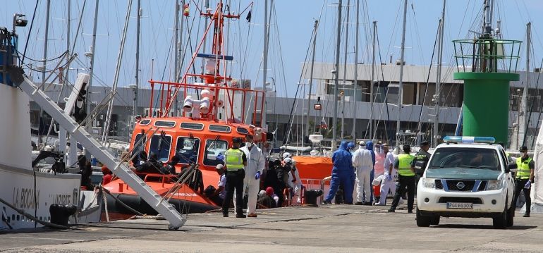 Uno de los niños que viajaba en la patera rescatada este jueves da positivo en coronavirus