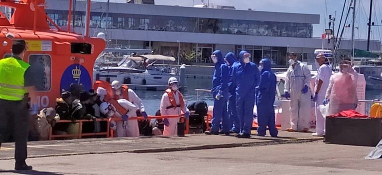 Imagen de la llegada de una patera a Lanzarote durante la crisis del coronavirus en Canarias