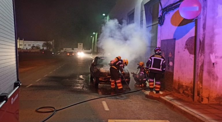 Los bomberos apagan el incendio de un vehículo en Arrecife