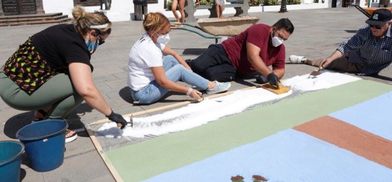 La Villa de Teguise luce ya sus alfombras de sal en honor a los colectivos esenciales de la pandemia 