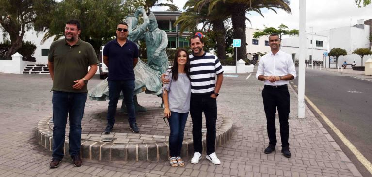 El reconocido tenor Jorge de León visitó el Teatro de San Bartolomé y la escultura homenaje al folclore