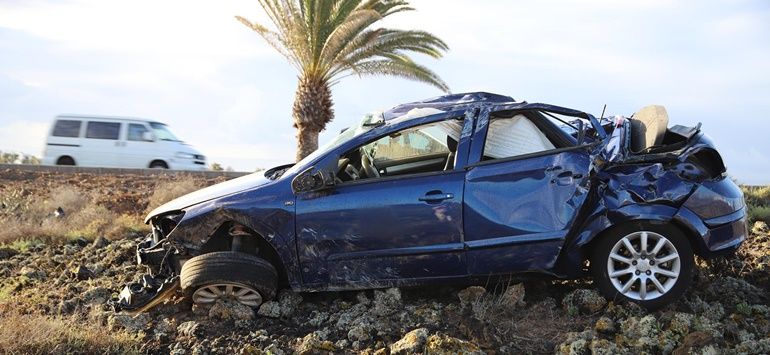 Herida una joven de 26 años tras salirse de la vía y volcar con su vehículo en Costa Teguise