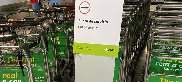 Quejas porque los carros portamaletas del aeropuerto estén fuera de servicio: "¿No pueden limpiarlos?"