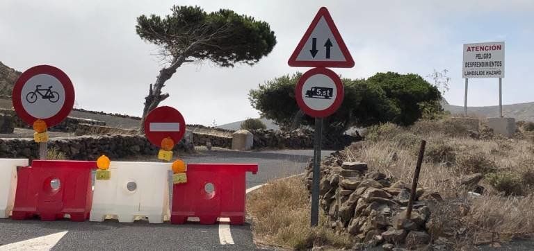 Imagen de la carretera de Tabayesco cerrada por los desprendimientos