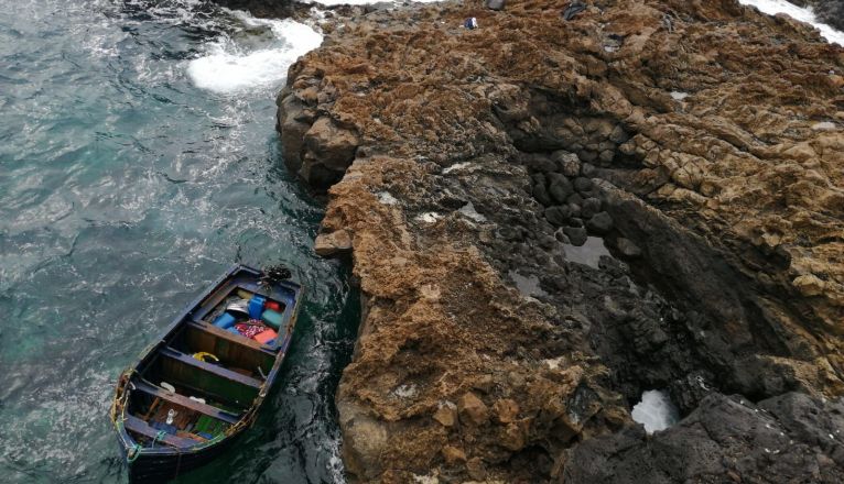 Imagen de la patera que ha arribado al Charco del Palo