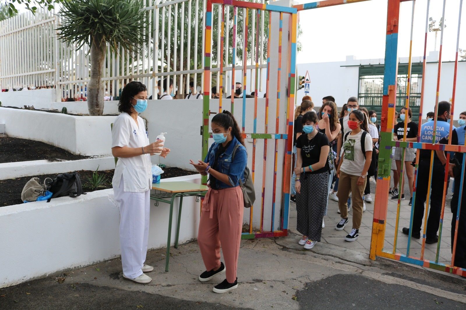 Alumnos entrando este miércoles a realizar las pruebas de la EBAU