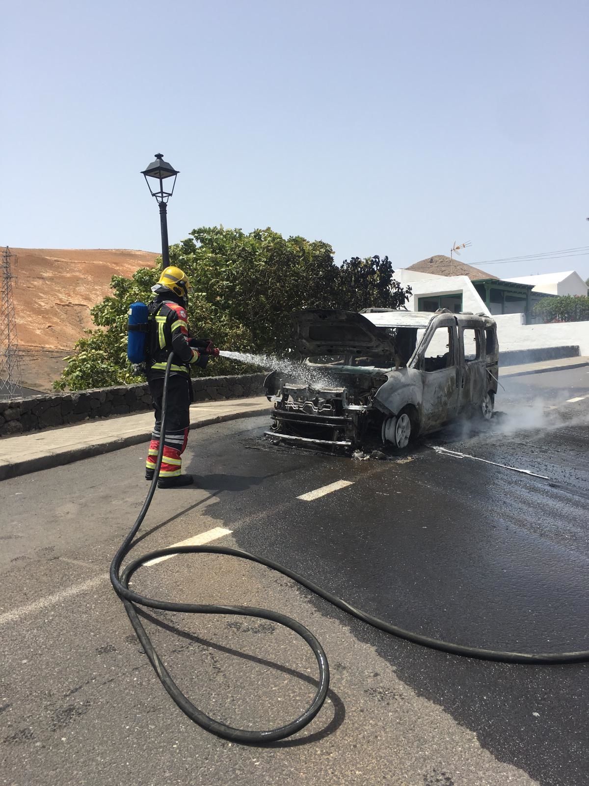 Bomberos sofocando el incendio de un vehículo en Femés