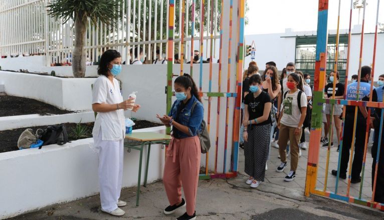 Alumnos entrando a las pruebas de la Ebau 2020