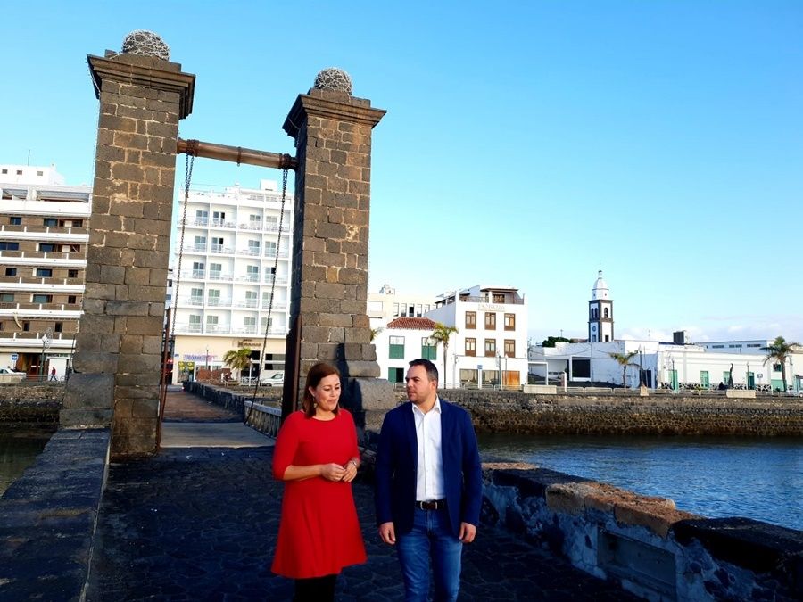 La alcaldesa de Arrecife, junto al consejero de Obras Públicas del Cabildo, en el Puente de las Bolas