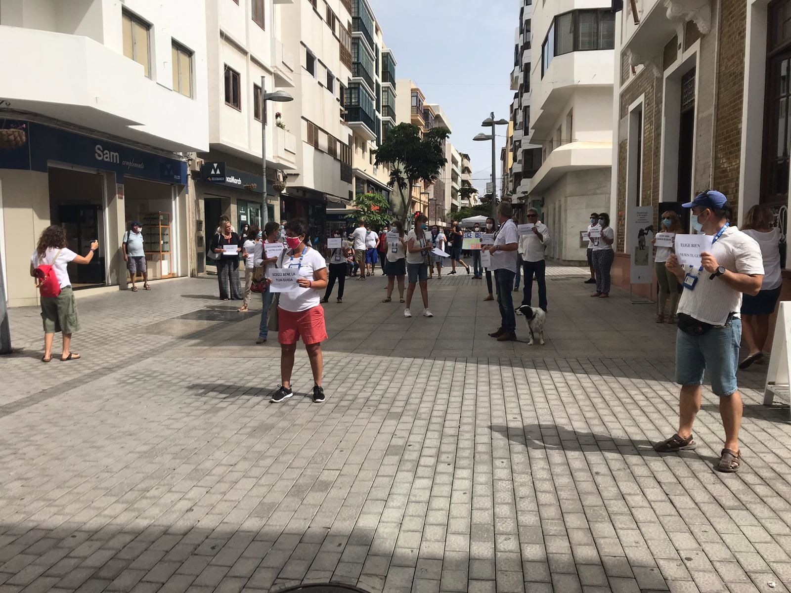 Una treintena de guías turísticos de la isla participaron en la concentración. Fotos: Sergio Betancort