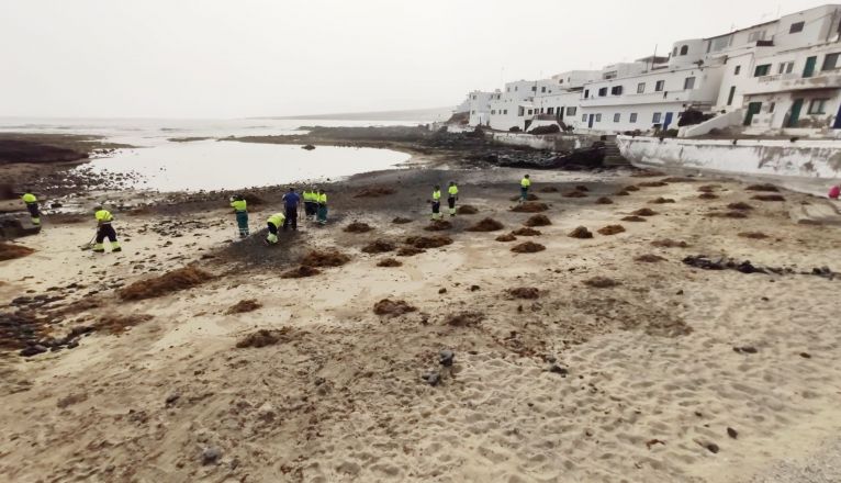 Operarios del Ayuntamiento de Teguise han continuado la limpieza este lunes