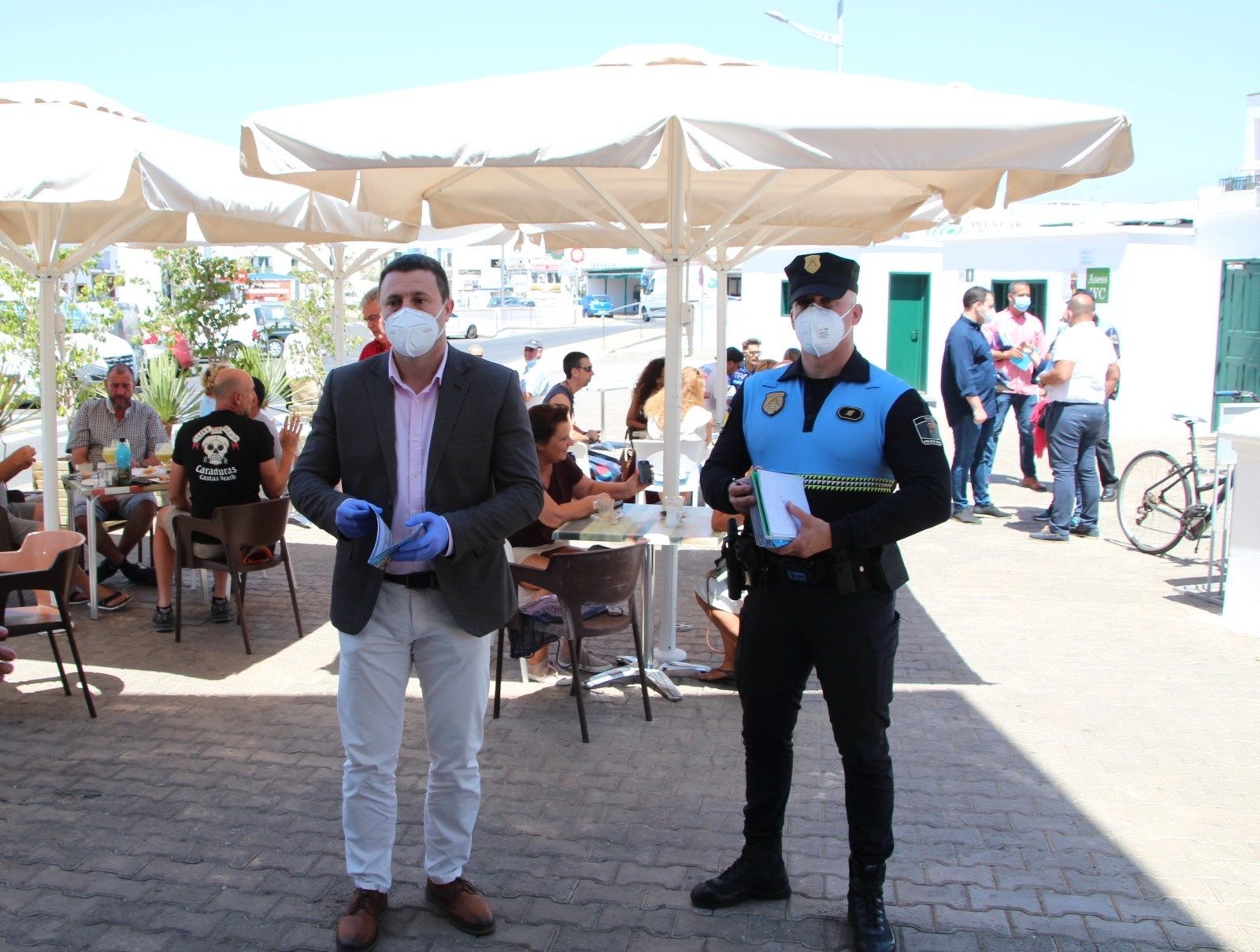 El alcalde de Yaiza, en una visita a las terrazas de Playa Blanca