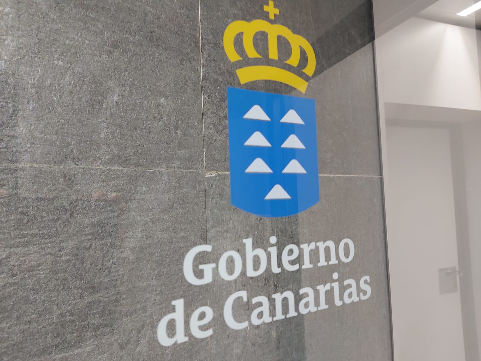Escudo del Gobierno de Canarias en una de las sedes