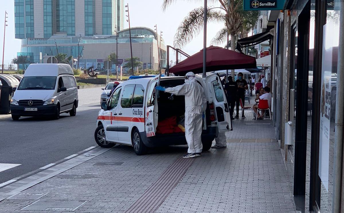  Cruz Roja atiende a los tres inmigrantes localizados en Arrecife