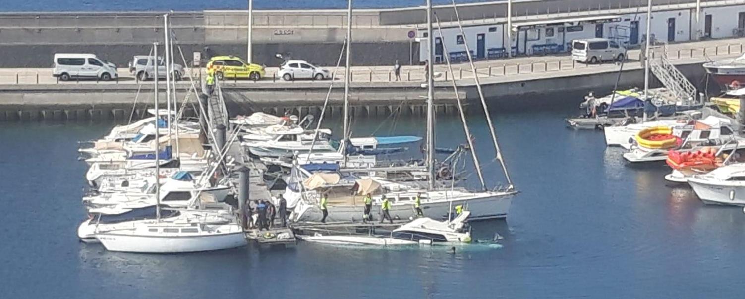 Rescate de una embarcación semihundida en Puerto del Carmen