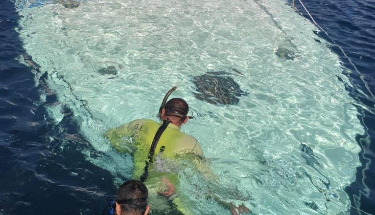 Emerlan rescata una embarcación semihundida Emerlan rescata una embarcación semihundida