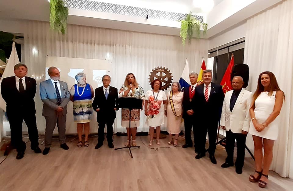 Rita Martín presidirá desde ahora el Rotary Club Lanzarote. Junto a su nueva junta directiva.