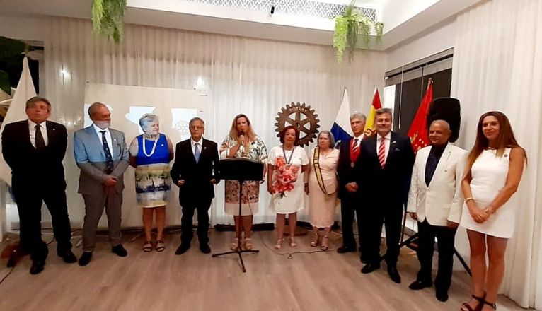 Rita Martín presidirá desde ahora el Rotary Club Lanzarote. Junto a su nueva junta directiva.