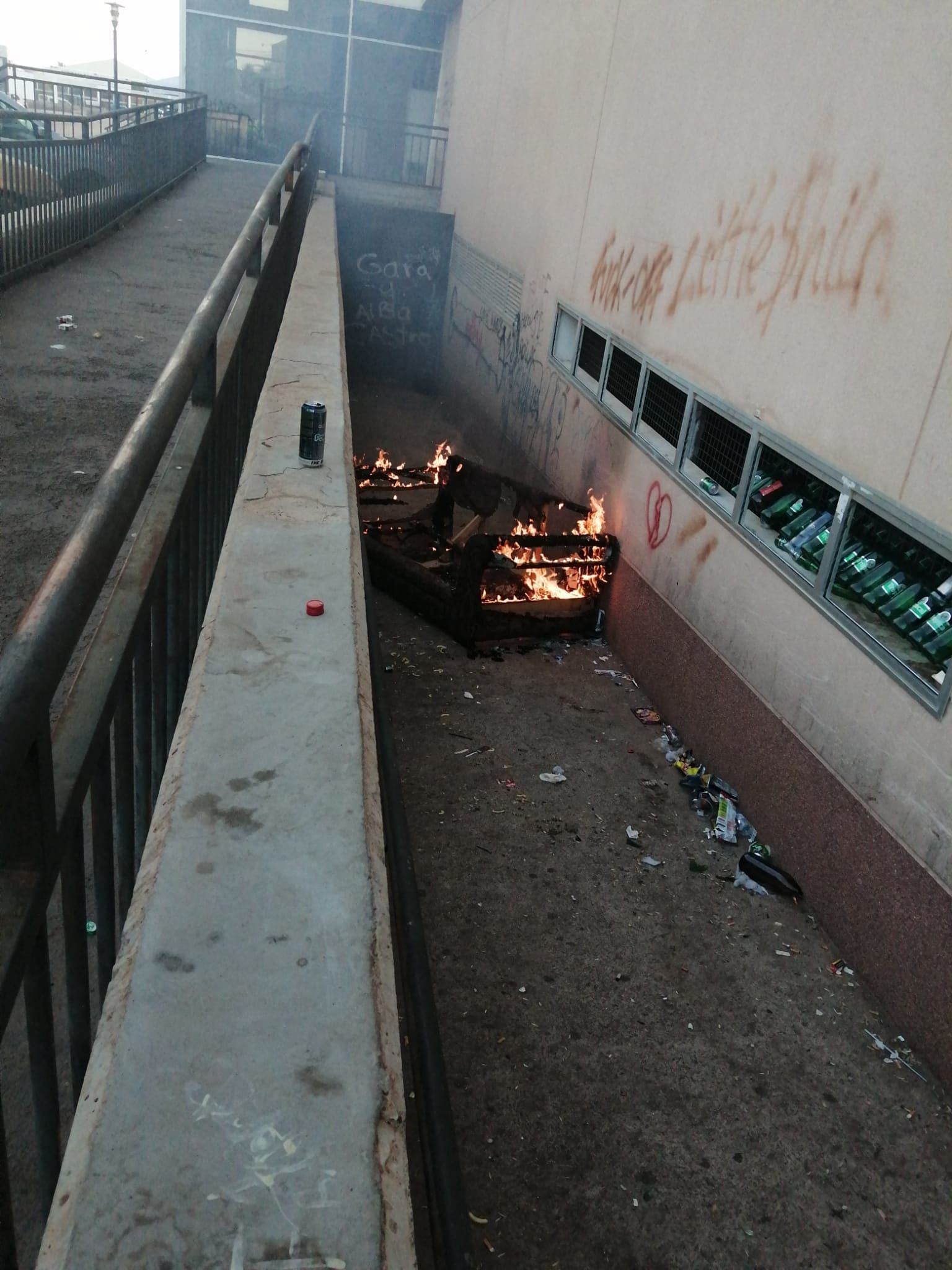 Una sofá ardiendo junto al Pabellón de Argana