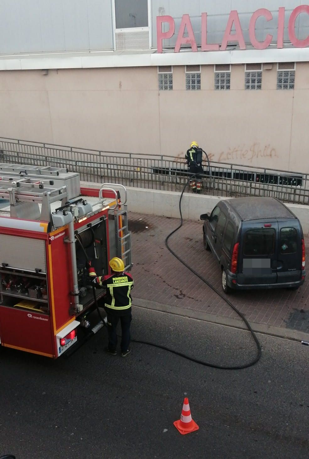 Los bomberos, extinguiendo el incendio de un sofá en Argana