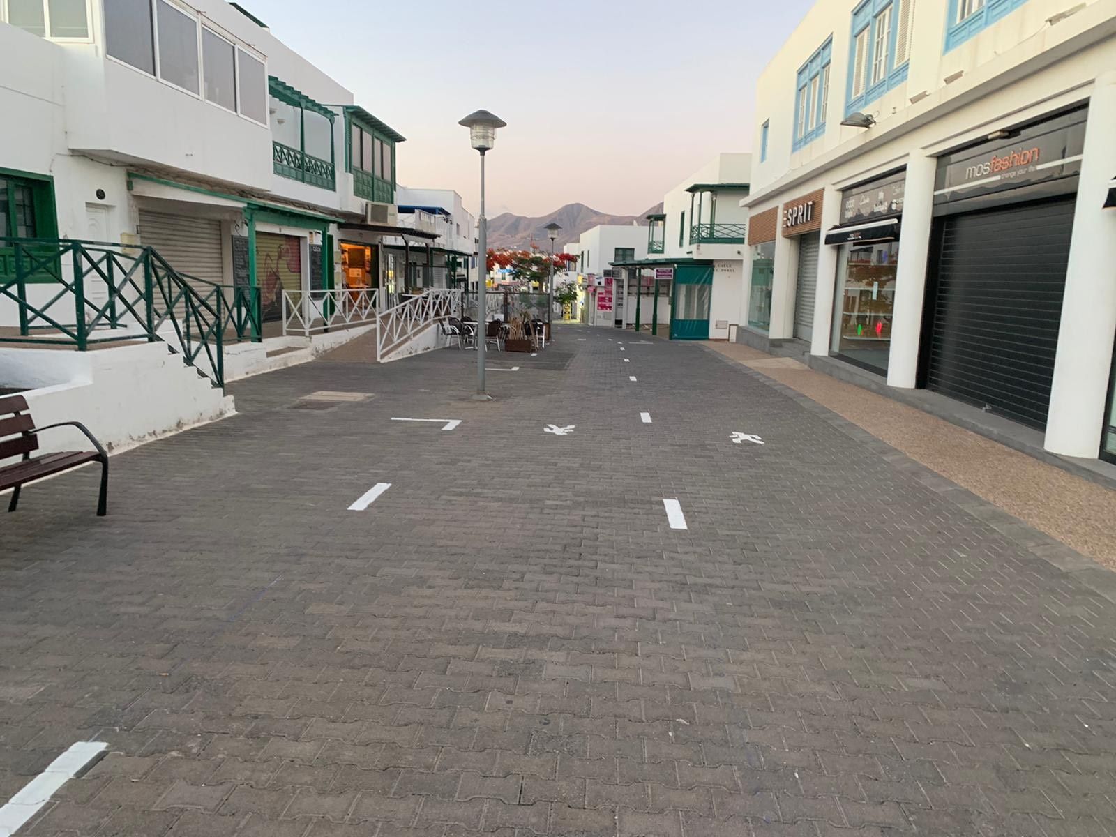 Carriles pintados en la calle Limones de Playa Blanca
