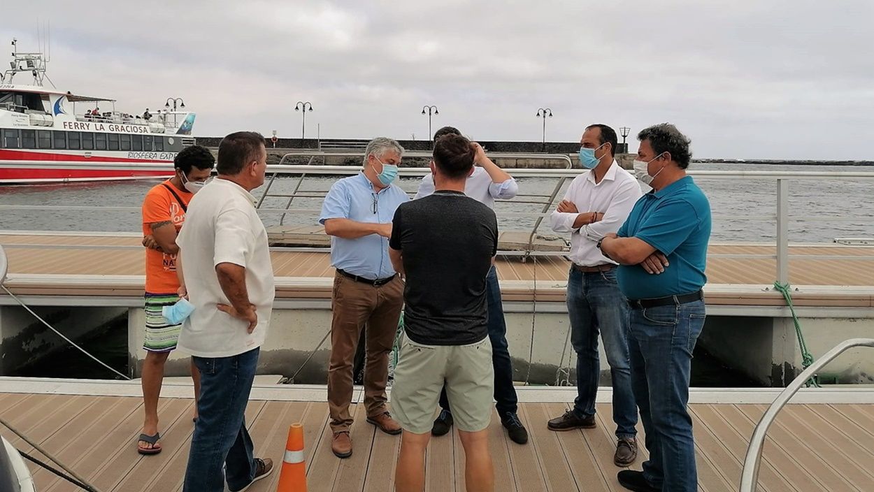  Visita del alcalde y el viceconsejero de Infraestructuras y Transportes del Gobierno canario al muelle de Órzola