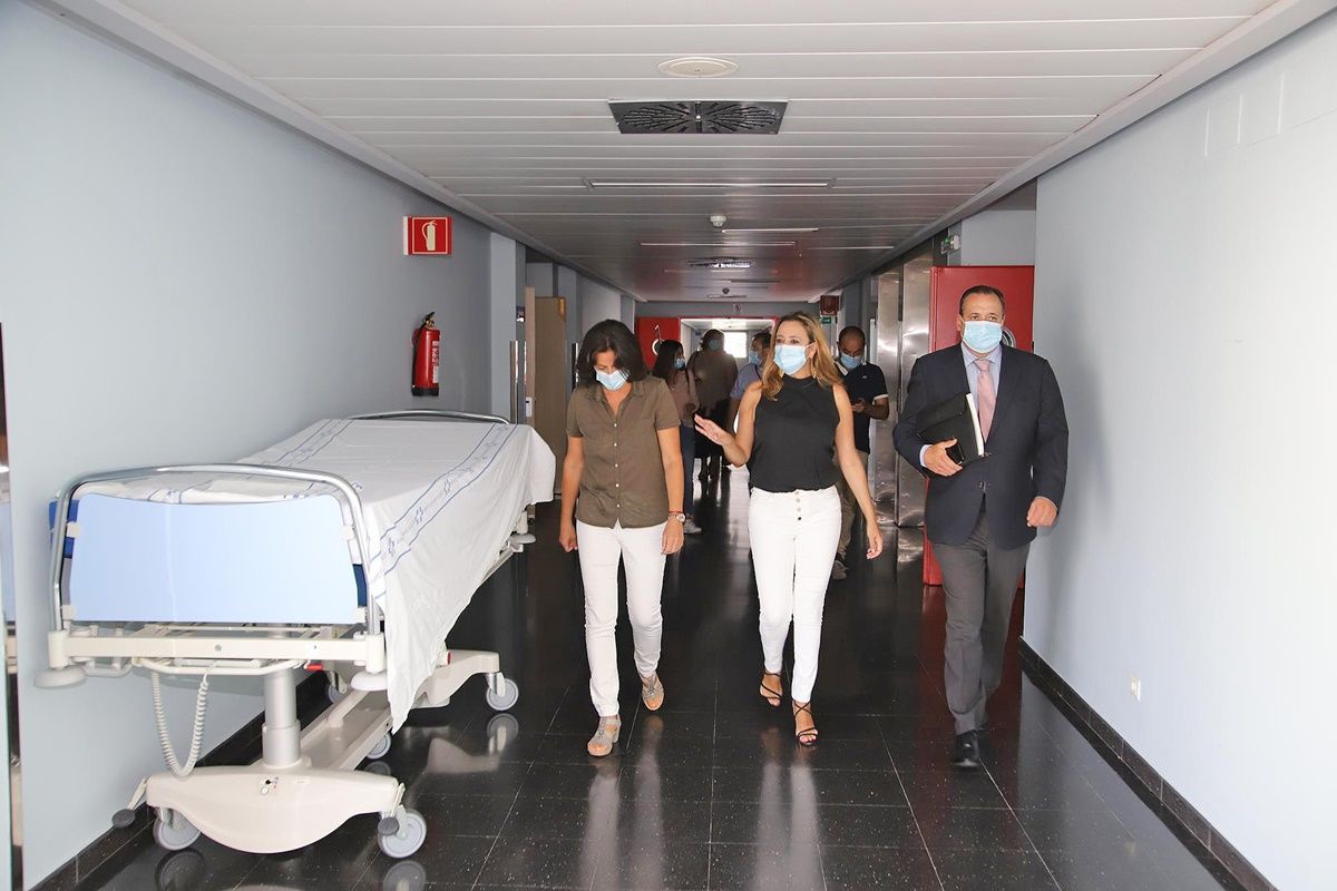 El consejero de Sanidad, Blas Trujillo, en su visita al Hospital Molina Orosa de Lanzarote