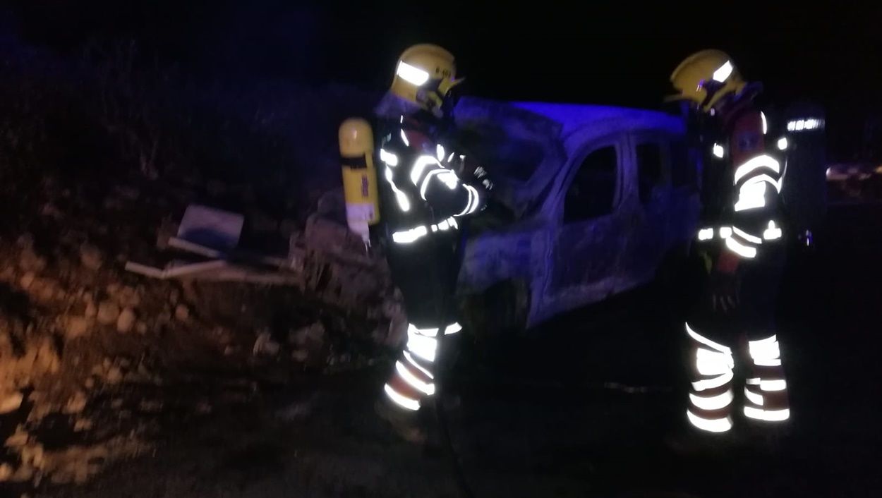 Los bomberos, extinguiendo el incendio de un vehículo en Haría