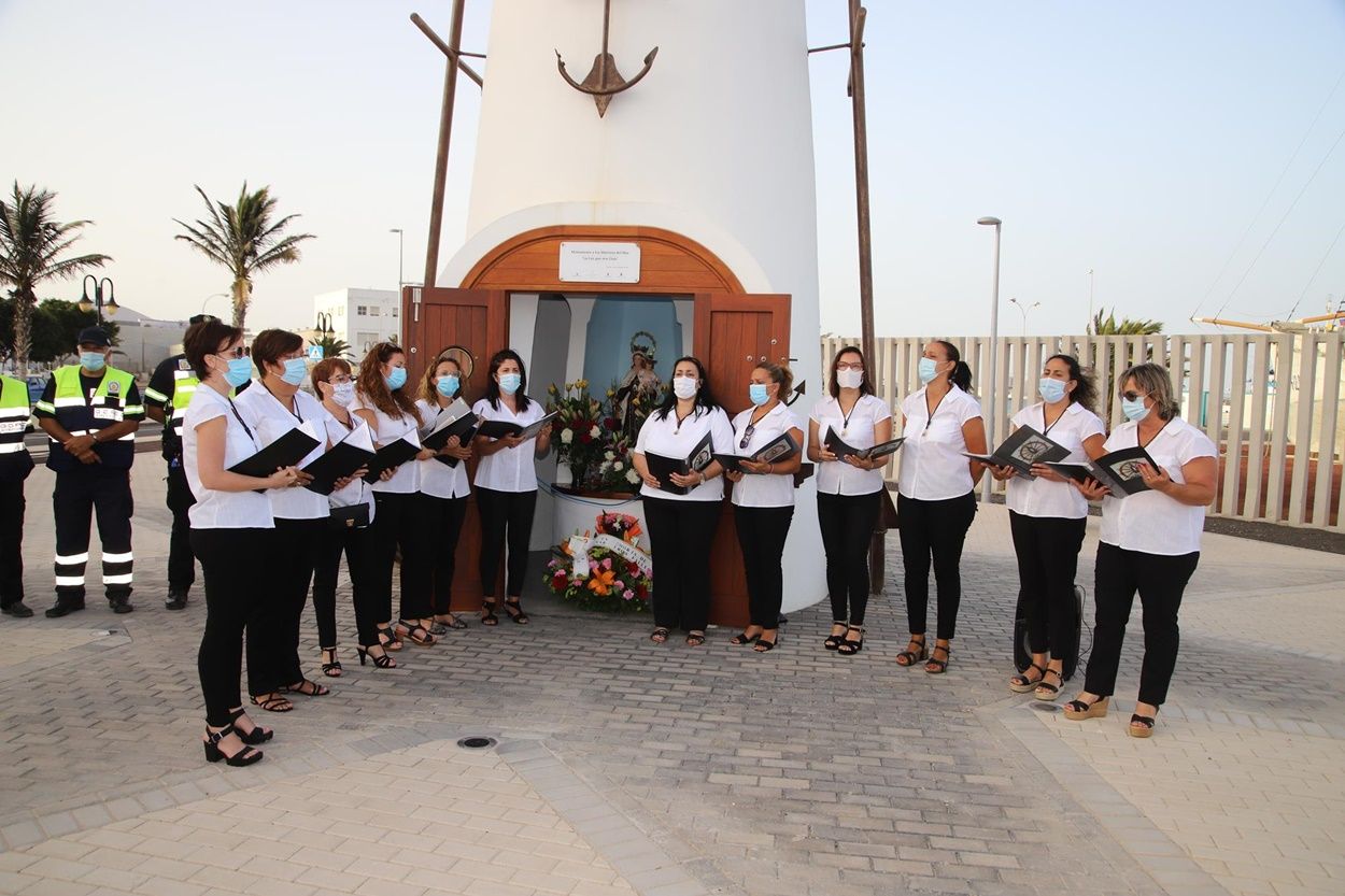 Homenaje a la Virgen del Carmen junto al monumento de Puerto Naos