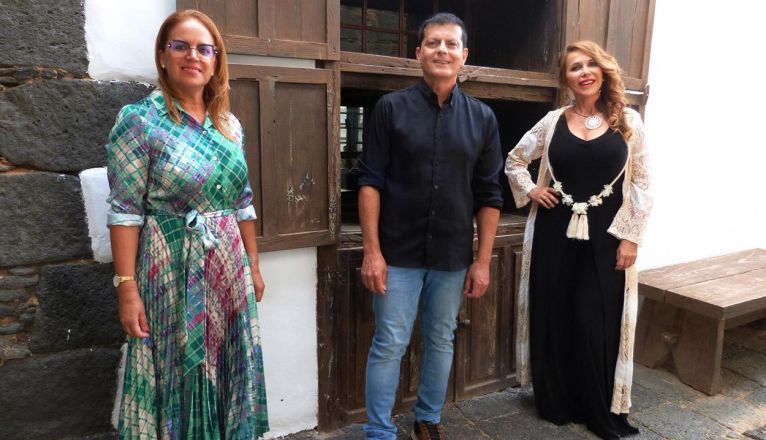 Beni Ferrer, junto a la concejal Nori Machín y el comisario de la Casa Museo del Timple, Benito Cabrera Beni Ferrer, junto a la concejal Nori Machín y el comisario de la Casa Museo del Timple, Benito Cabrera