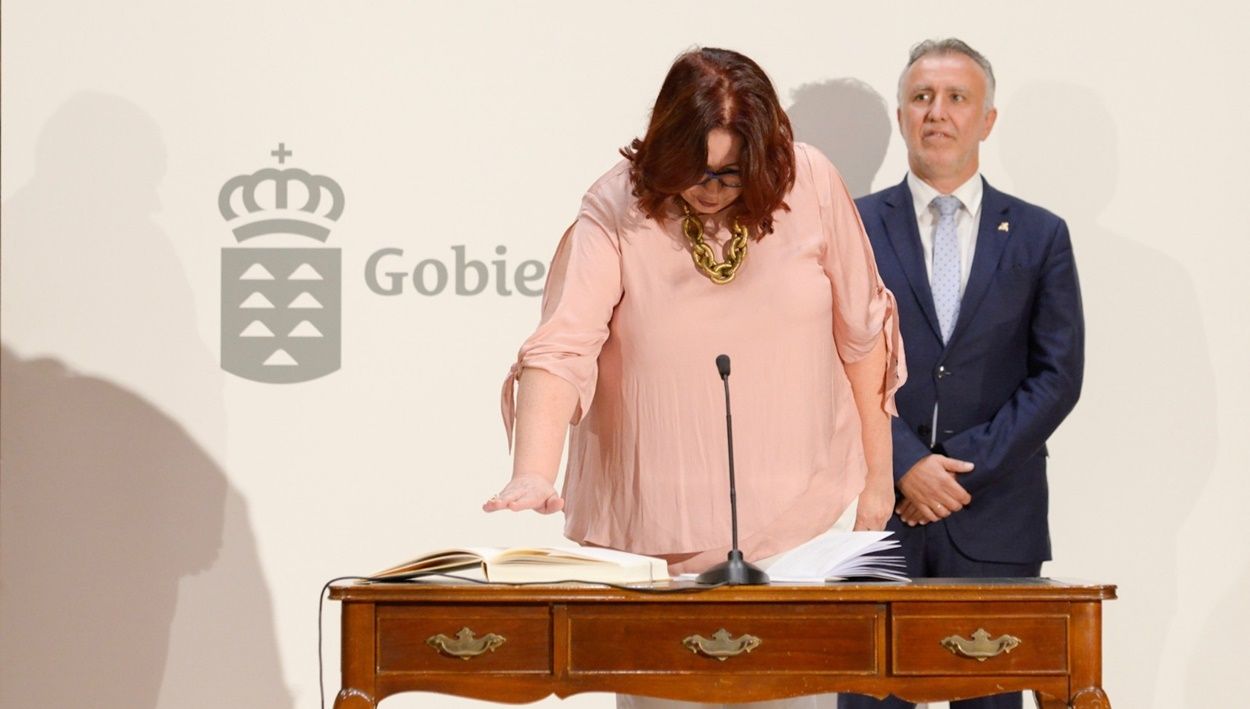 El presidente del Gobierno canario, Ángel Víctor Torres, y la consejera de Educación, Manuela Armas