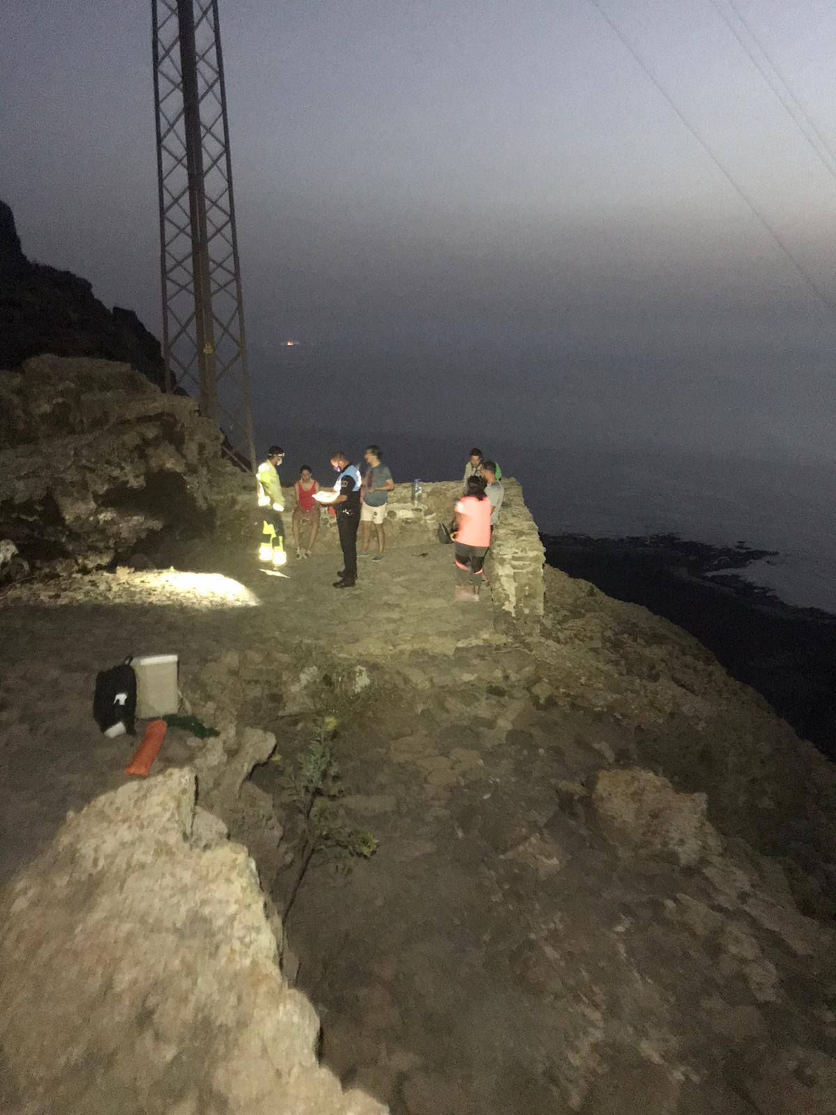 Emerlan rescata a dos excurisonistas perdidos bajo el Risco de Famara