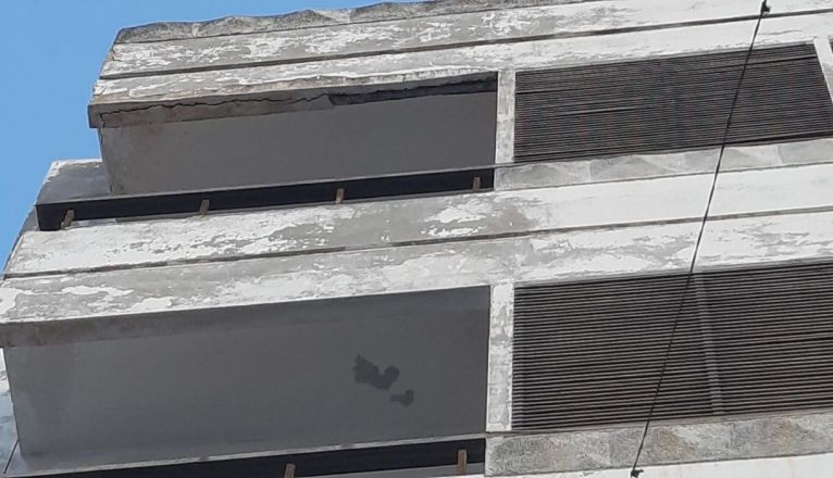 Caída de cascotes en un edificio de la calle Triana de Arrecife