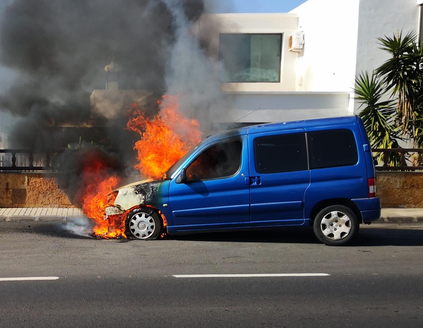 Arde un coche en la rotonda de Tahíche