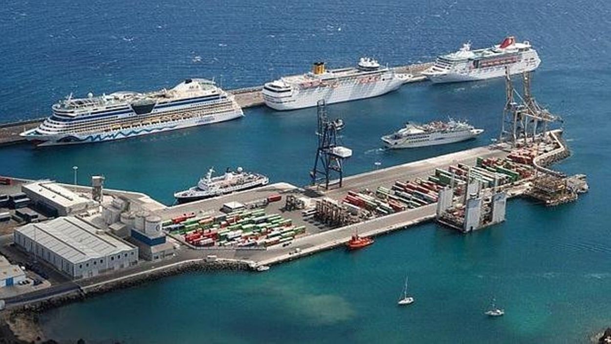 Muelle de contenedores y terminal en el puerto de Arrecife