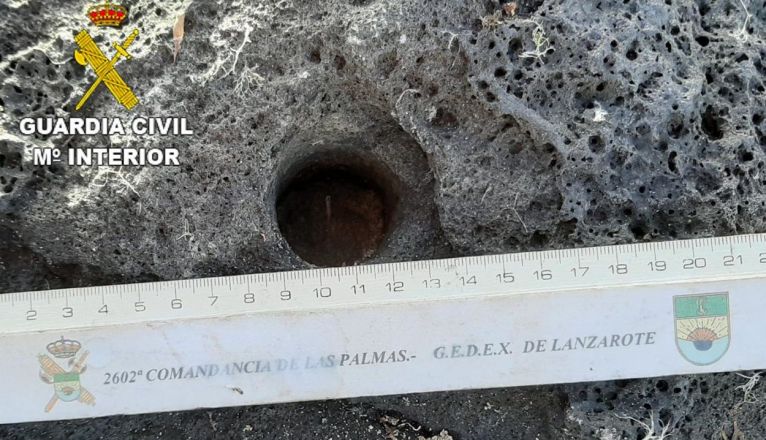 Orificio donde se encontraba el detonador hallado en la escollera de la Playa de Las Cucharas Orificio donde se encontraba el detonador hallado en la escollera de la Playa de Las Cucharas