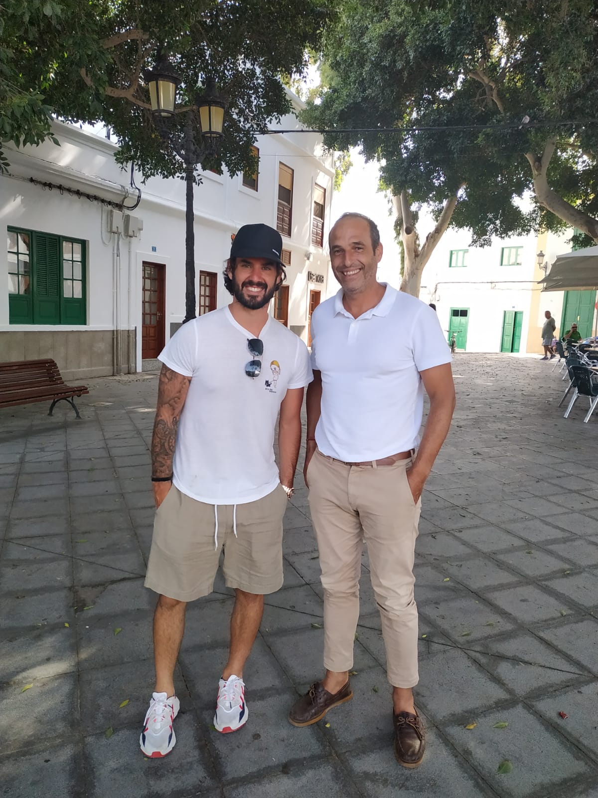 Isco Alarcón junto al alcalde de Haría, Alfredo Villalba