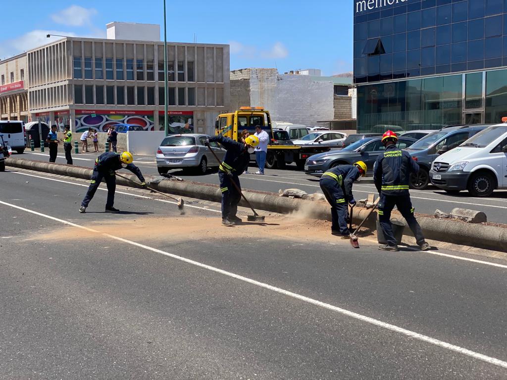 Un coche impacta contra la mediana de la carretera de Arrecife a San Bartolomé