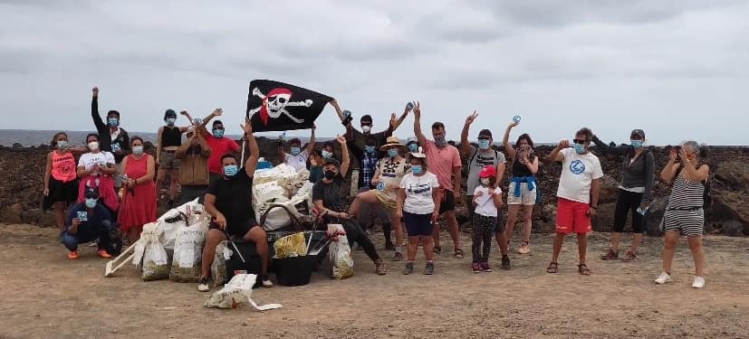 "Lanzarote limpia" recoge más de 300 kilos de basura en la costa de Haría