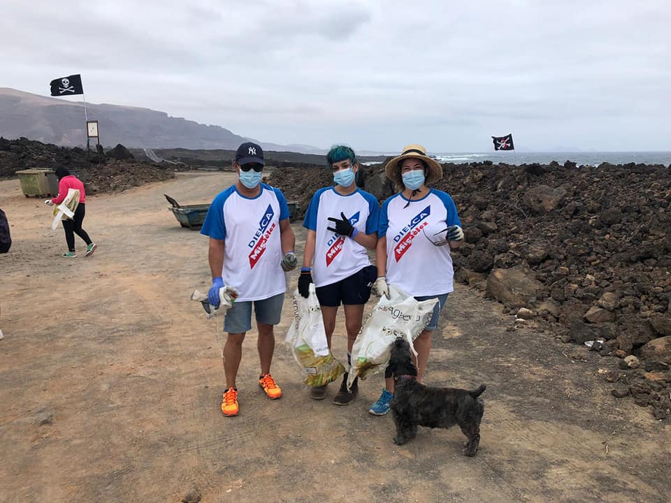 "Lanzarote limpia" recoge más de 300 kilos de basura en el norte de la isla "Lanzarote limpia" recoge más de 300 kilos de basura en el norte de la isla