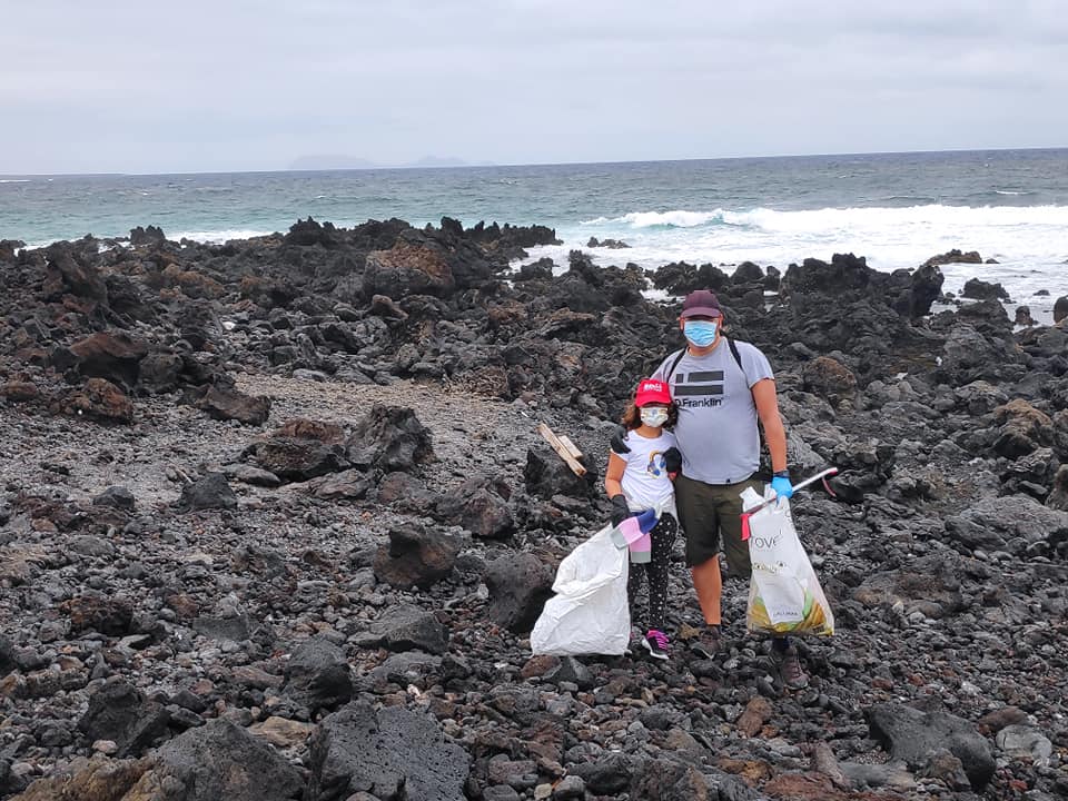 "Lanzarote limpia" recoge más de 300 kilos de basura en el norte de la isla "Lanzarote limpia" recoge más de 300 kilos de basura en el norte de la isla