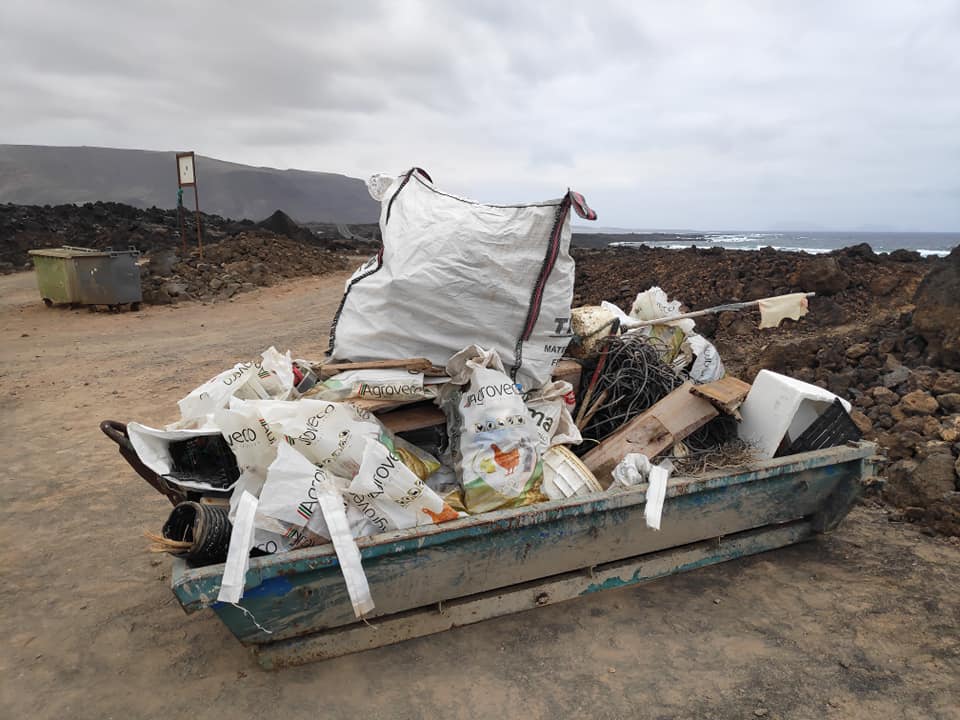 "Lanzarote limpia" recoge más de 300 kilos de basura en el norte de la isla "Lanzarote limpia" recoge más de 300 kilos de basura en el norte de la isla