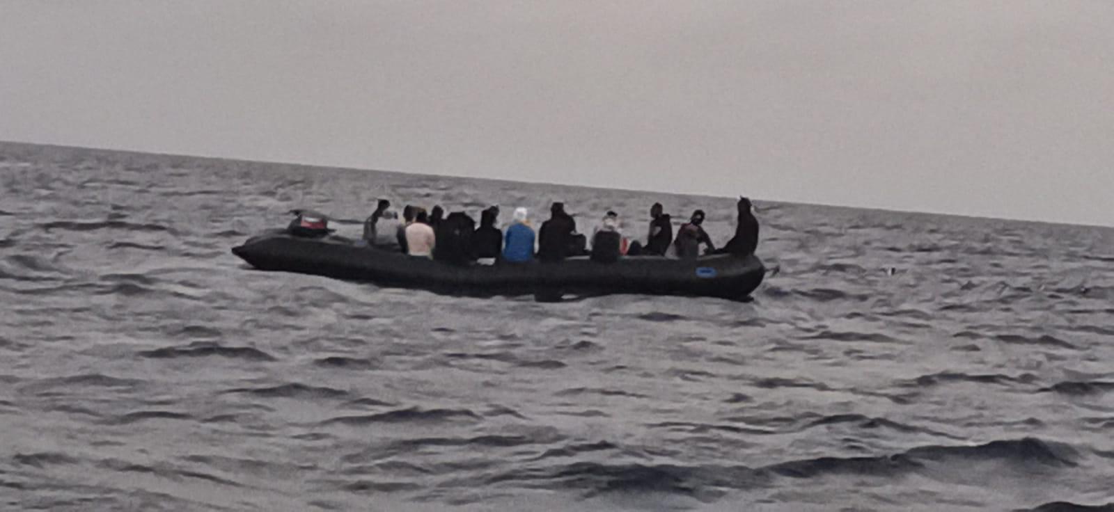 Imagen tomada desde el barco Mar Azul de la embarcación que llegó a Jameos del Agua con 31 inmigrantes