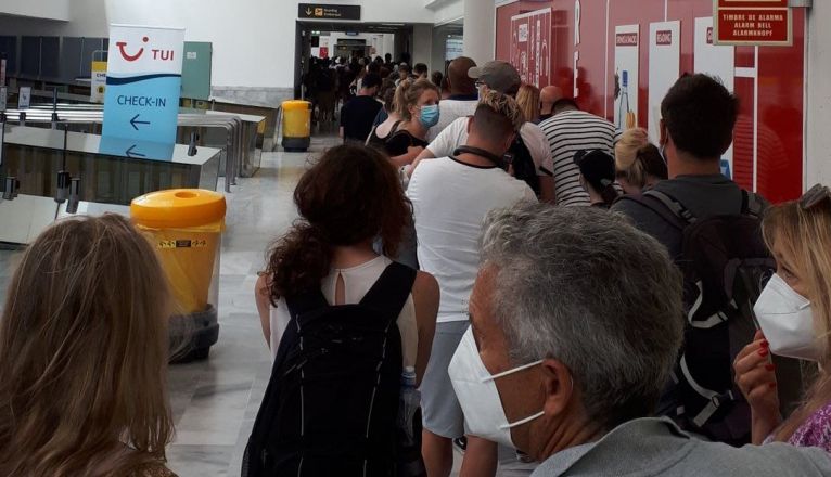 Largas colas en las puertas de seguridad en el aeopuerto de Lanzarote. Foto @RobertoHermida