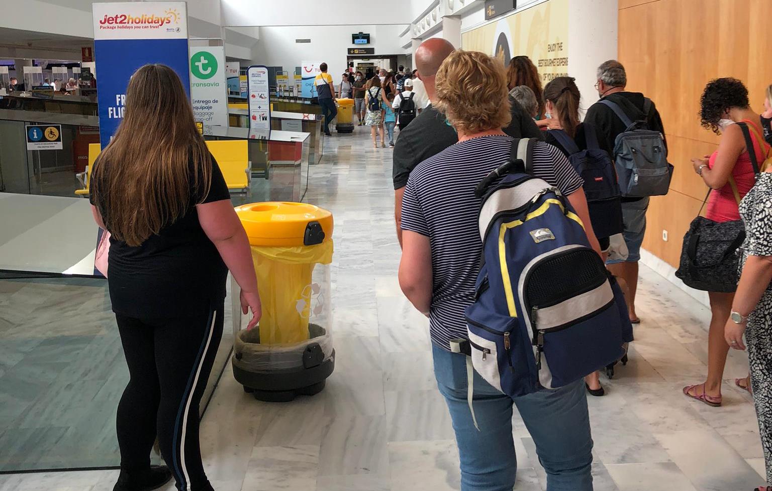 Largas colas en el aeropuerto de Lanzarote. Foto: Sergio Betancort