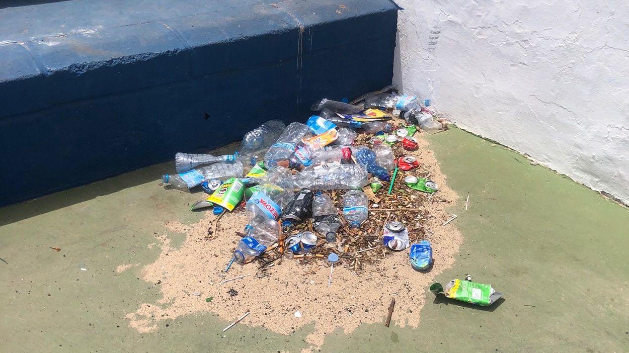 Basura en las canchas deportivas de Mancha Blanca