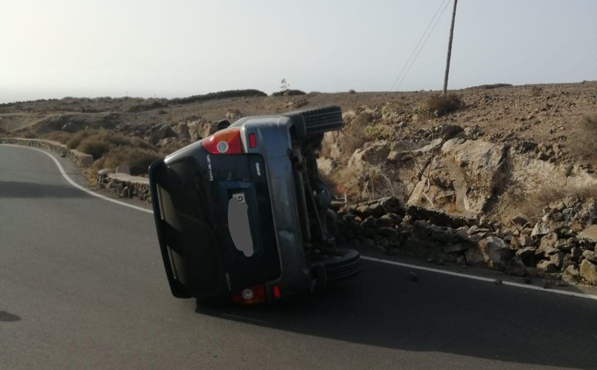 Vehículo volcado en Tías