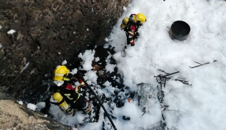 Bomberos sofocando el incendio de un almacén en Puerto Naos Bomberos sofocando el incendio de un almacén en Puerto Naos