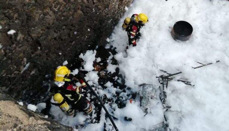 Bomberos sofocando el incendio de un almacén en Puerto Naos